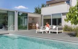 terras rond zwembad